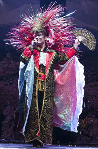 O performático Ricardo Nakase é atração de domingo do Tanabata Liberdade