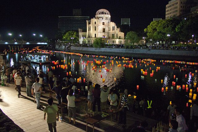 Tõrõ Nagashi de Hiroshima © Terry Kimura
