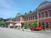 Cosplay em museu de carros antigos, uma ótima ideia japonesa